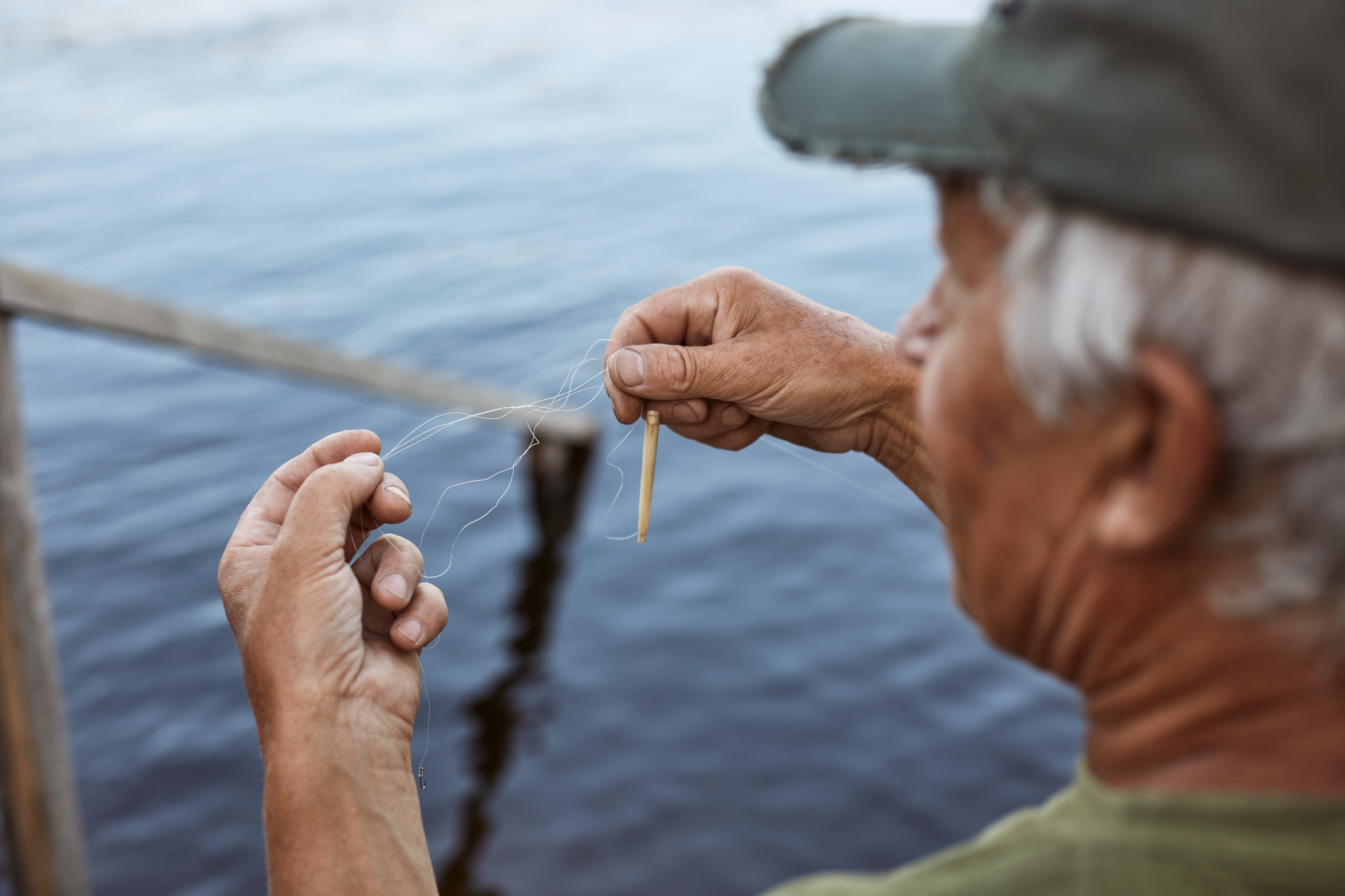 Pescador artesanal na sua embarcação tradicional
